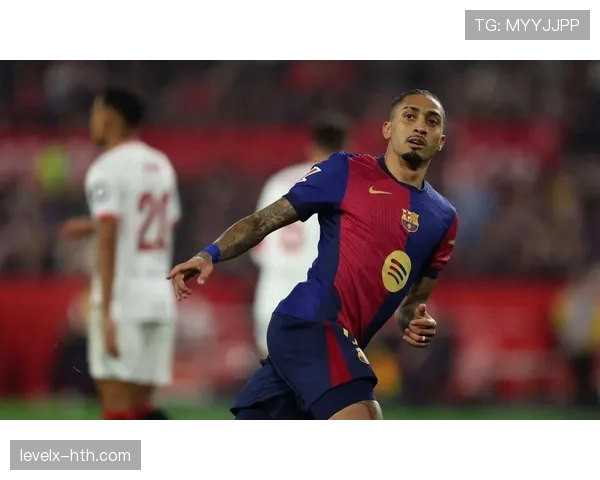 拉菲尼亚爆发速度优势,助球队逆转取胜表现抢眼 拉菲尼亚爆发速度优势,助球队逆转取胜表现抢眼