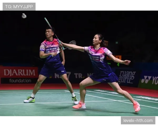 黄雅琼机场照，看到她钱包我差点删了自己的银行App